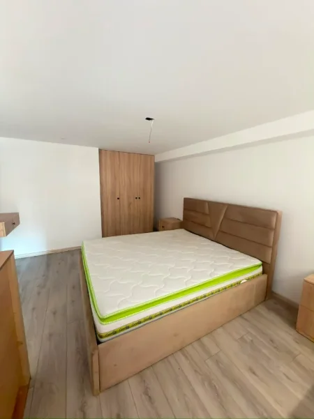 Tirane, jepet me qera apartament Dublex Kati 1, 400 € (Golden Park 3)