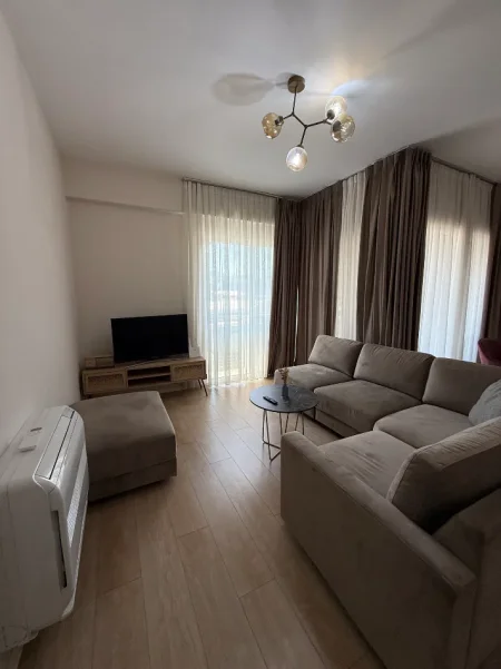 Tirane, jepet me qera apartament 2+1+Ballkon , 95 m² 1.600 € (Rr Kosovareve)