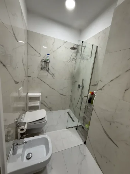 Tirane, jepet me qera apartament 2+1+Ballkon , 95 m² 1.600 € (Rr Kosovareve)