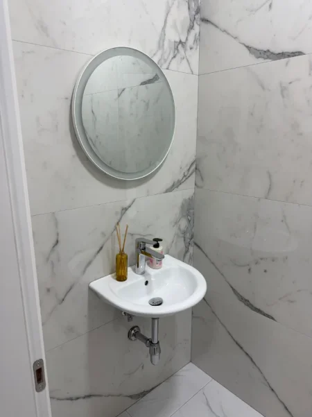 Tirane, jepet me qera apartament 2+1+Ballkon , 95 m² 1.600 € (Rr Kosovareve)