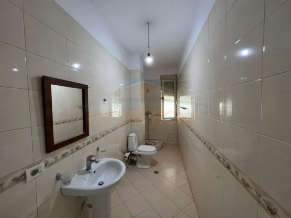 Tirane, jepet me qera apartament 2+1 Kati 1, 93 m² 450 € (UNAZA E RE)
