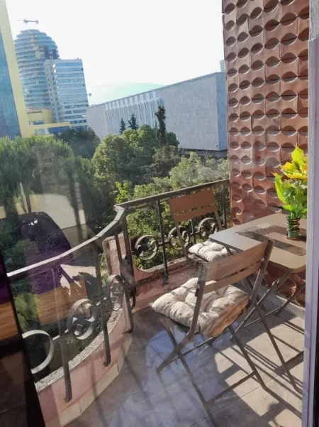 Tirane, jepet me qera apartament 1+1 Kati 4, 45 m² 600 € (Skanderbeg Square)