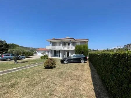 Tirane, shes shtepi 3+1+Ballkon , 190 m² 350.000 € (VORE)
