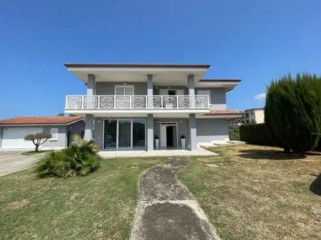 Tirane, shes shtepi 3+1+Ballkon , 190 m² 350.000 € (VORE)