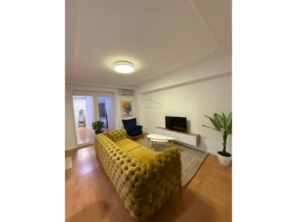 Tirane, jepet me qera apartament 2+1 Kati 1, 74 m² 1.000 € (Blloku)