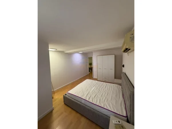 Tirane, jepet me qera apartament 2+1 Kati 1, 74 m² 1.000 € (Blloku)