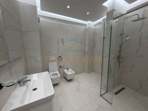Tirane, jepet me qera apartament 1+1+Ballkon Kati 3, 78 m² 750 € (Laprake)
