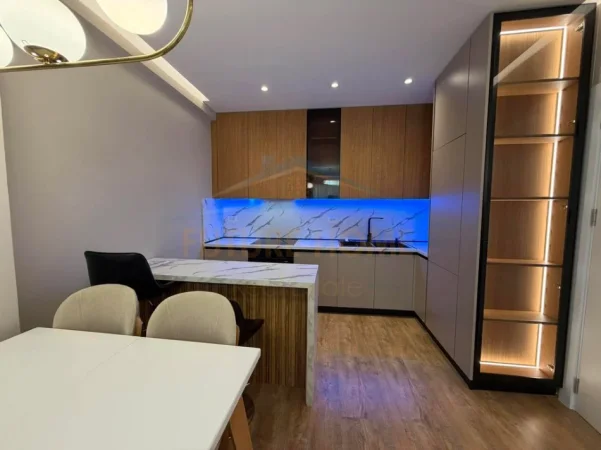 Tirane, jepet me qera apartament 1+1+Ballkon Kati 3, 78 m² 750 € (Laprake)