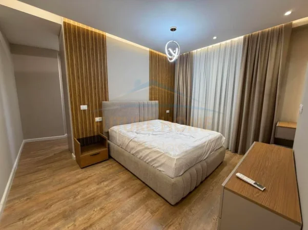Tirane, jepet me qera apartament 1+1+Ballkon Kati 3, 84 m² 750 € (Laprake)