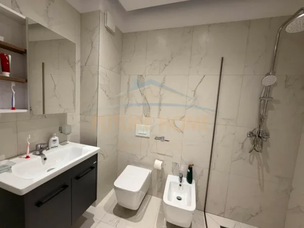 Tirane, jepet me qera apartament 1+1+Ballkon Kati 3, 84 m² 750 € (Laprake)