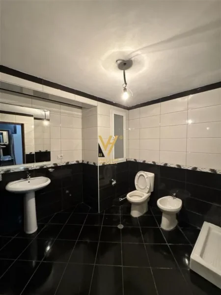 Tirane, jepet me qera apartament 2+1+Ballkon Kati 5, 140 m² 520 € (KODRA E PRIFTIT)