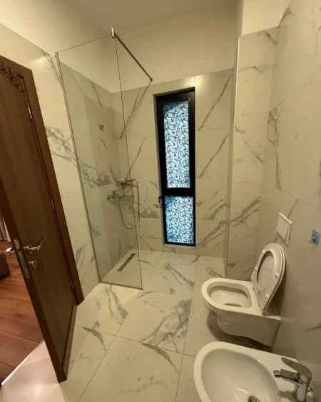Tirane, jepet me qera apartament 2+1 Kati 2, 113 m² 700 € (RRUGA E DIBRES)