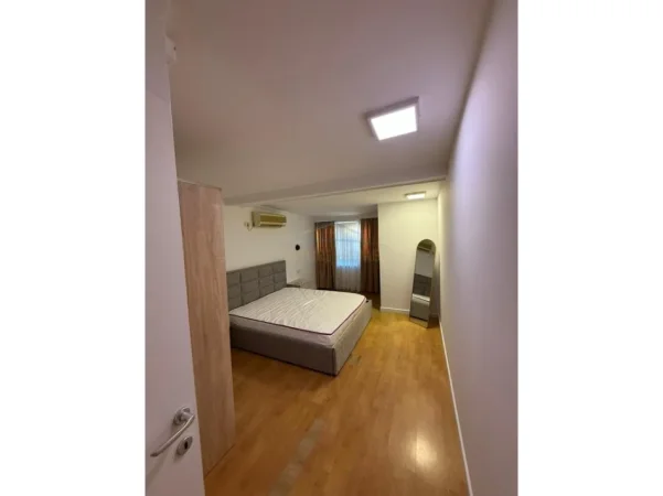 Tirane, jepet me qera apartament 2+1+Ballkon Kati 1, 74 m² 1.000 € (Bllok)