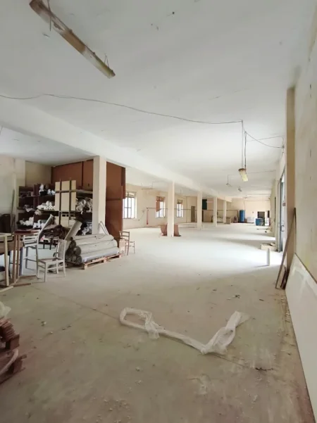 Tirane, jepet me qera magazine Kati 0, 1.100 m² 2.340 € (YZBERISHT)