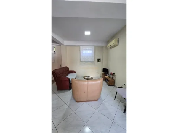 Tirane, jepet me qera garsoniere, Kati 0, 48 m² 350 € (LIQENI ARTIFICAL)