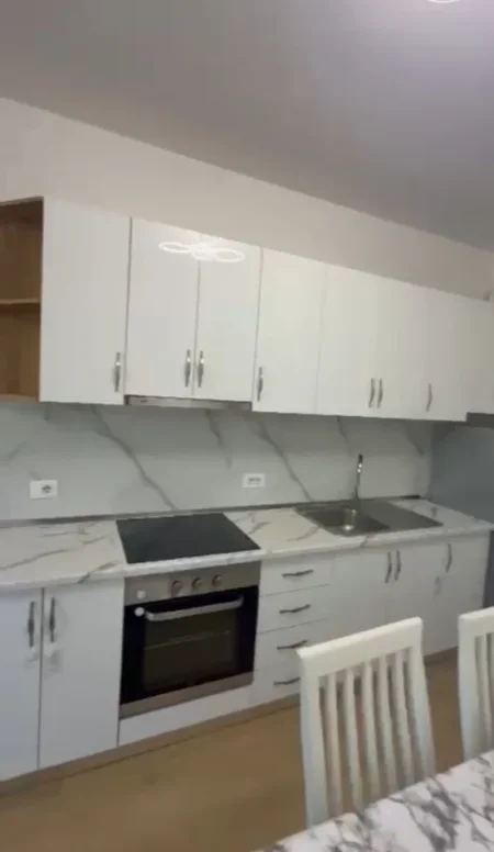 Tirane, jepet me qera apartament 1+1 Kati 8, 70 m² 450 € (yzberisht)