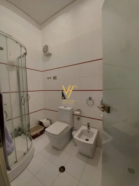 Tirane, jepet me qera apartament 2+1+Ballkon Kati 4, 130 m² 1.000 € (DAJT)