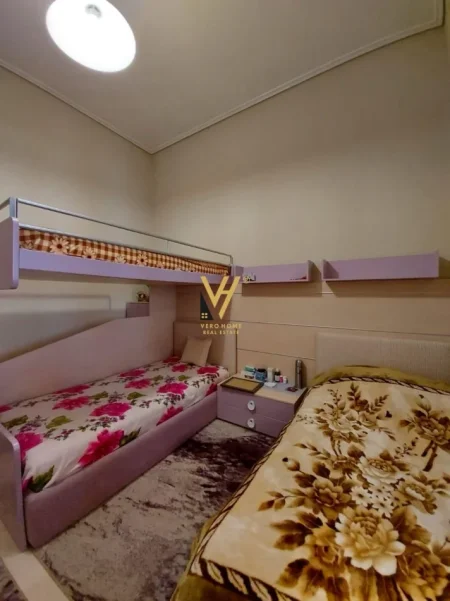 Tirane, jepet me qera apartament 2+1+Ballkon Kati 4, 130 m² 1.000 € (DAJT)