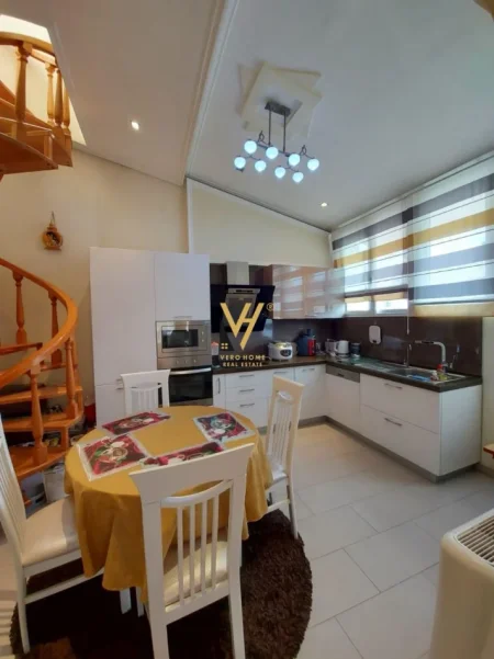 Tirane, jepet me qera apartament 2+1+Ballkon Kati 4, 130 m² 1.000 € (DAJT)