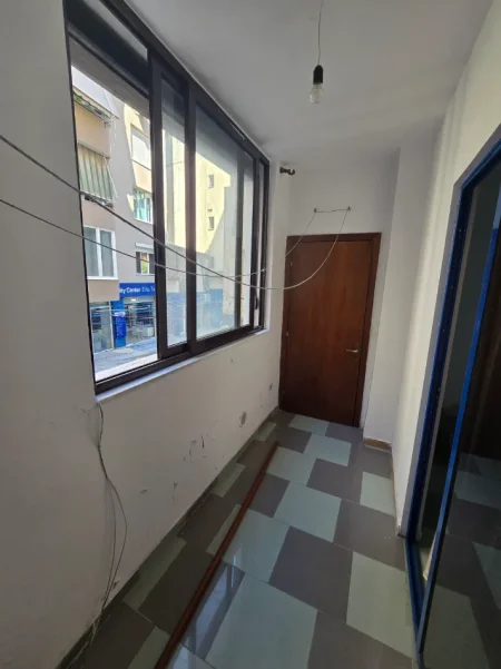 Tirane, jepet me qera apartament 1+1 Kati 2, 70 m² 500 € (Ruga Elbasanit , Mbrapa shkolles Asim Vokshi)