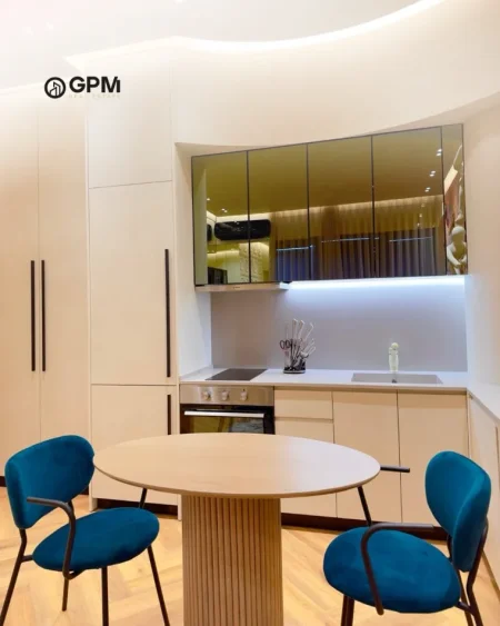 Ofrohet me qira apartament 1+1 tek Arlis 21, i mobiluar në mënyrë moderne dhe i menduar për rehati maksimale në çdo detaj.