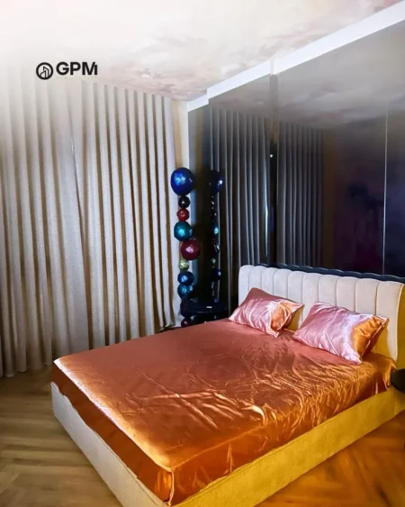 Ofrohet me qira apartament 1+1 tek Arlis 21, i mobiluar në mënyrë moderne dhe i menduar për rehati maksimale në çdo detaj.