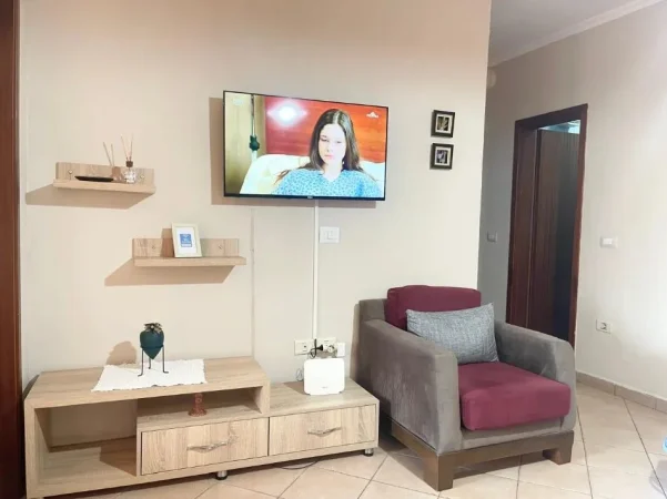 Tirane, jepet me qera apartament 1+1 Kati 2, 55 m² 650 € (Sheshi Willson)