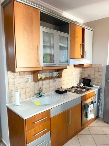 Tirane, jepet me qera apartament 1+1 Kati 2, 55 m² 650 € (Sheshi Willson)