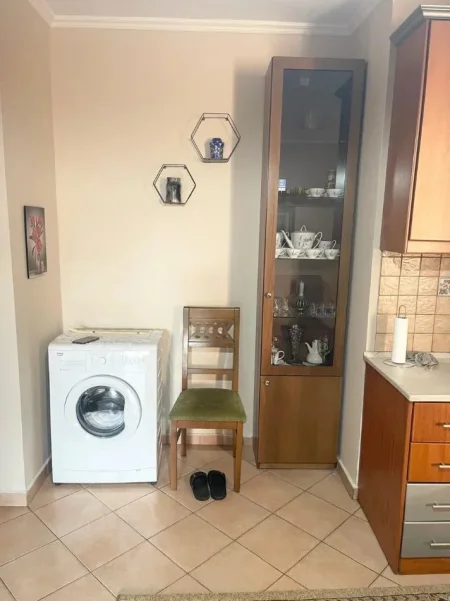 Tirane, jepet me qera apartament 1+1 Kati 2, 55 m² 650 € (Sheshi Willson)