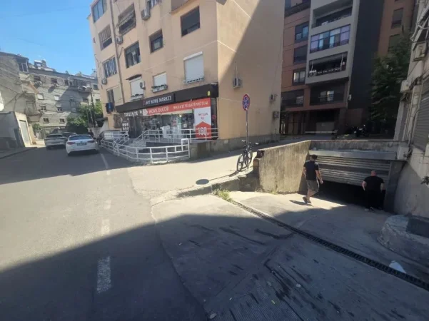 Tirane, jepet me qera garazh | post parkimi Kati -1, 350 m² 2.100 € (PAZARI I RI)