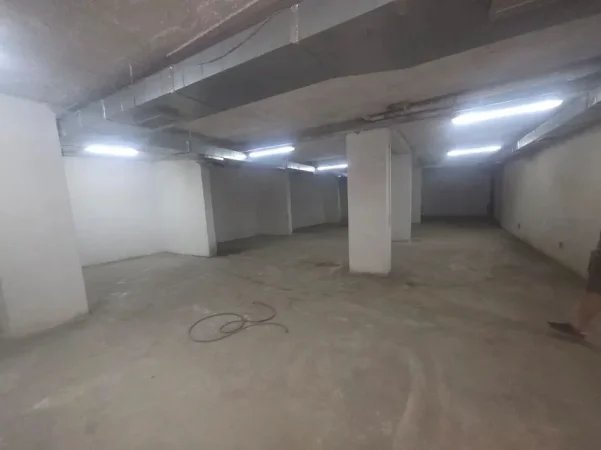 Tirane, jepet me qera garazh | post parkimi Kati -1, 350 m² 2.100 € (PAZARI I RI)