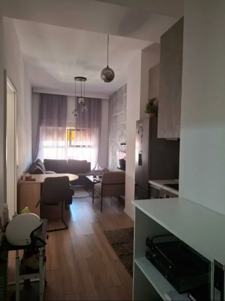 Tirane, jepet me qera apartament 1+1+parkim Kati 8, 60 m² 50.000 Lek (Kompleksi Mangalem ne Ali Dem)