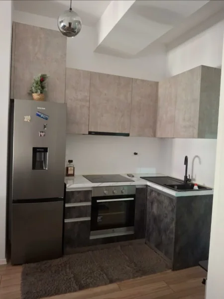 Tirane, jepet me qera apartament 1+1+parkim Kati 8, 60 m² 50.000 Lek (Kompleksi Mangalem ne Ali Dem)