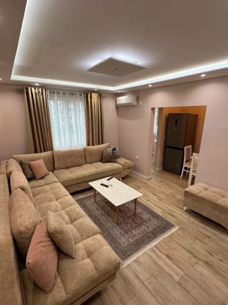 Tirane, jepet me qera apartament 1+1 Kati 4, 65 m² 600 € (21 DHJETORI)