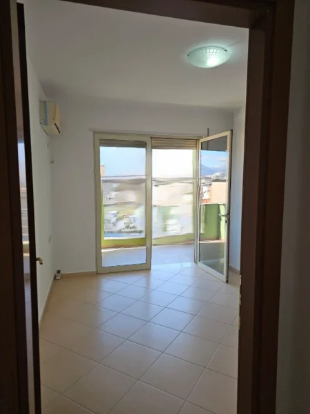 Tirane, jepet me qera apartament 3+1+Ballkon Kati 4, 115 m² 1.000 € (Rruga e Elbasanit)