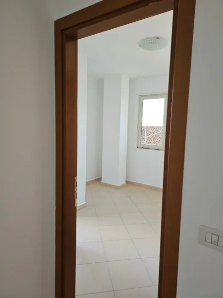 Tirane, jepet me qera apartament 3+1+Ballkon Kati 4, 115 m² 1.000 € (Rruga e Elbasanit)