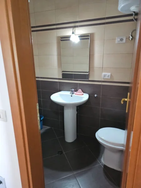 Tirane, jepet me qera apartament 3+1+Ballkon Kati 4, 115 m² 1.000 € (Rruga e Elbasanit)