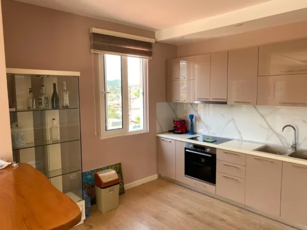 Duplex në shitje në Kombinat , deal për familje që kërkojnë hapësirë, privatësi dhe organizim funksional.