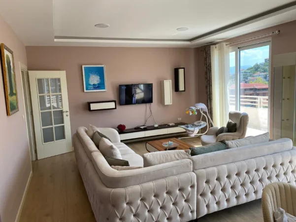 Duplex në shitje në Kombinat , deal për familje që kërkojnë hapësirë, privatësi dhe organizim funksional.
