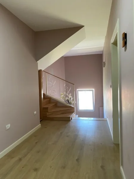 Duplex në shitje në Kombinat , deal për familje që kërkojnë hapësirë, privatësi dhe organizim funksional.