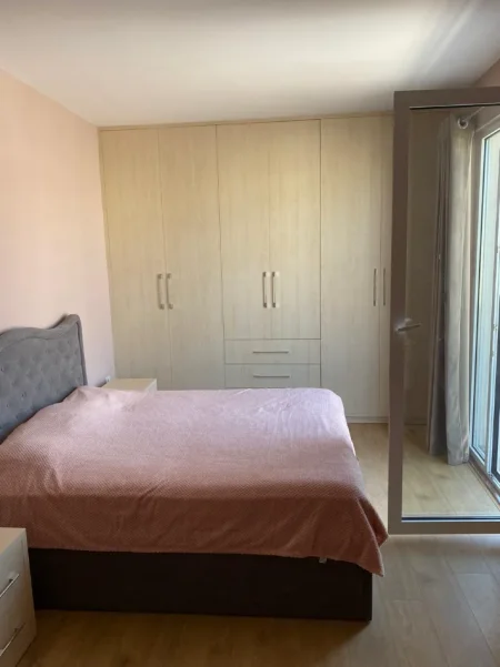 Duplex në shitje në Kombinat , deal për familje që kërkojnë hapësirë, privatësi dhe organizim funksional.