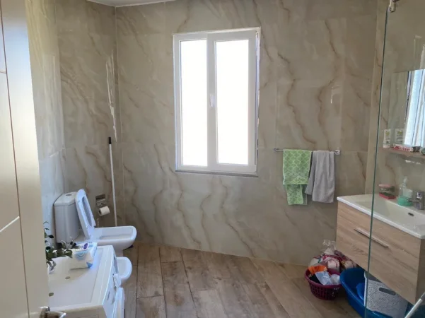 Duplex në shitje në Kombinat , deal për familje që kërkojnë hapësirë, privatësi dhe organizim funksional.