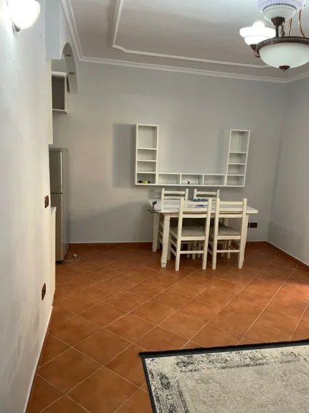 Tirane, jepet me qera apartament 1+1 Kati 2, 70 m² 500 € (XHAMIA E TABAKEVE)