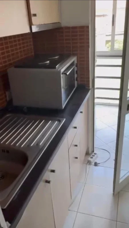 Tirane, jepet me qera apartament 1+1 Kati 2, 50 m² 260 € (Qendra Shëndetësore Qytet Studenti)