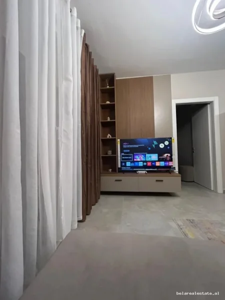 Tirane, jepet me qera apartament 1+1 Kati 12, 75 m² 530 € (rruga e kavajes)