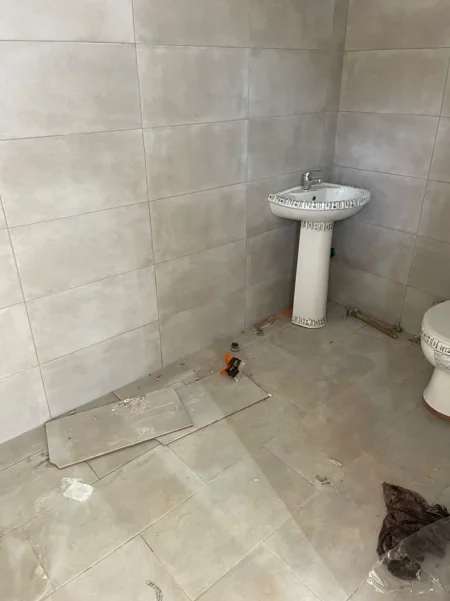Tirane, jepet me qera magazine Kati 0, 2.500 m² 4.000 € 