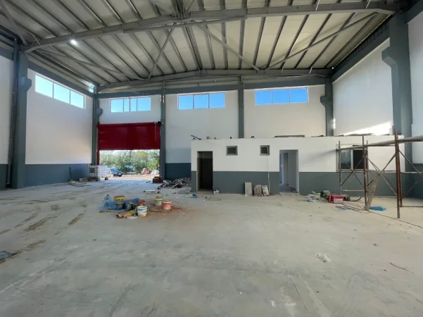 Tirane, jepet me qera magazine Kati 0, 2.500 m² 4.000 € 
