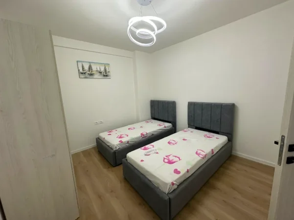 Tirane, jepet me qera apartament 2+1 Kati 4, 87 m² 530 € (Azem Galica)