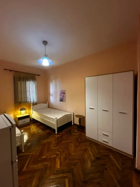 Durres, jepet me qera apartament 2+1+Ballkon , 450 € 