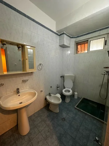 Durres, jepet me qera apartament 2+1+Ballkon , 450 € 